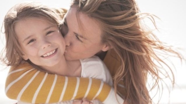 MamaPost by The Mamagers: «5 τεκμηριωμένοι λόγοι για να αγκαλιάζετε τα παιδιά σας πιο συχνά»