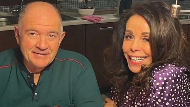 Συγκινεί η Βούλα Πατουλίδου: "Όταν μια καρέκλα μείνει άδεια, όση χρυσόσκονη κι αν ρίξεις, η απουσία κάθεται εκεί"