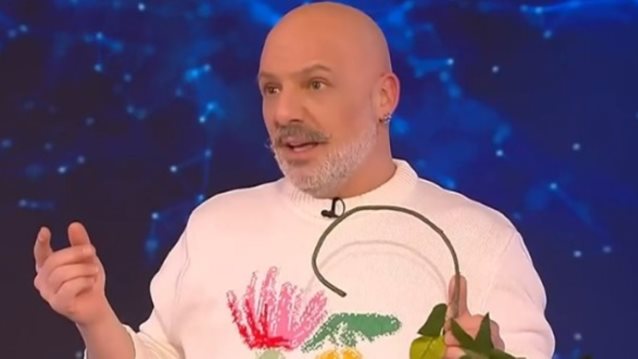 Ο Νίκος Μουτσινάς σε νέο ρεσιτάλ κριτικής στην Κατερίνα Καινούργιου