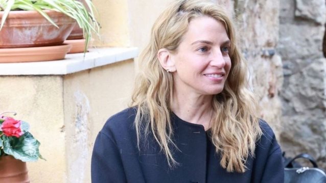 Χρυσή Βαρδινογιάννη | Η ανοιξιάτικη εμφάνιση με αέρινη πουκαμίσα και λινό παντελόνι