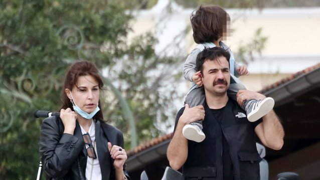 Κατερίνα Παπουτσάκη &amp; Παναγιώτης Πιλαφάς: Βόλτα με τον μικρότερο γιο τους