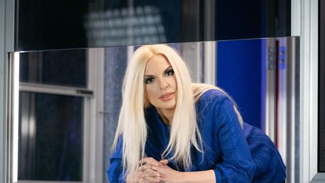 Το ξέφρενο τσιφτετέλι που χόρεψε η Αννίτα Πάνια μπροστά στον Νίκο Καρβέλα