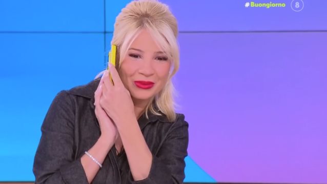 Η Φαίη Σκορδά έλαβε ένα απροσδόκητο τηλεφώνημα on air: &quot;Να σε πάρω σε λίγο;&quot;