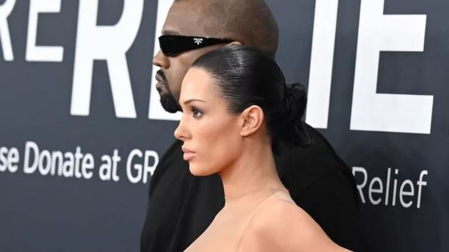 Έπιπλα με γυναικεία σώματα; Η Bianca Censori διχάζει ξανά σε νέα της έκθεση στη Σεούλ