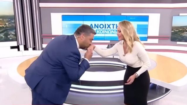 Η &quot;Ανοιχτή Επικοινωνία&quot; έκανε πρεμιέρα στο OPEN με... χειροφίλημα! Δείτε την έναρξη