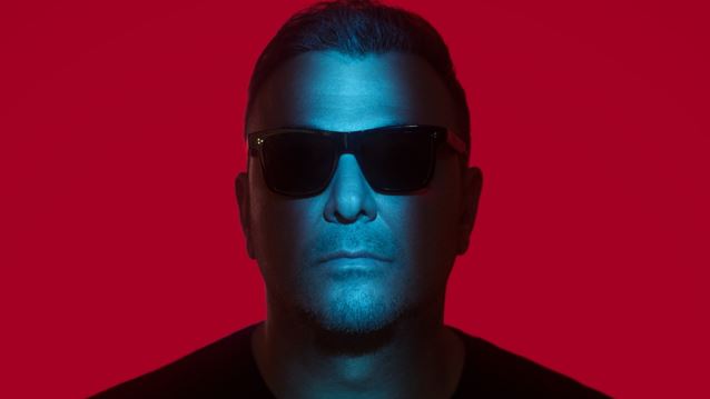 Ο Αντώνης Ρέμος προκαλεί μουσικό... &quot;Ίλιγγο&quot;