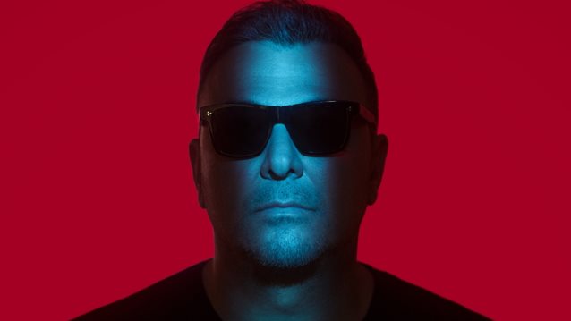 Ο Αντώνης Ρέμος προκαλεί μουσικό... "Ίλιγγο"