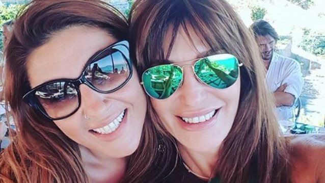 Βίκυ Χατζηβασιλείου: Η selfie με την Έλενα Παπαρίζου στην παραλία