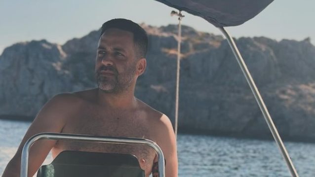 O Γιώργος Γιαννιάς σε σπάνια στιγμιότυπα με τους γιους του εν πλω