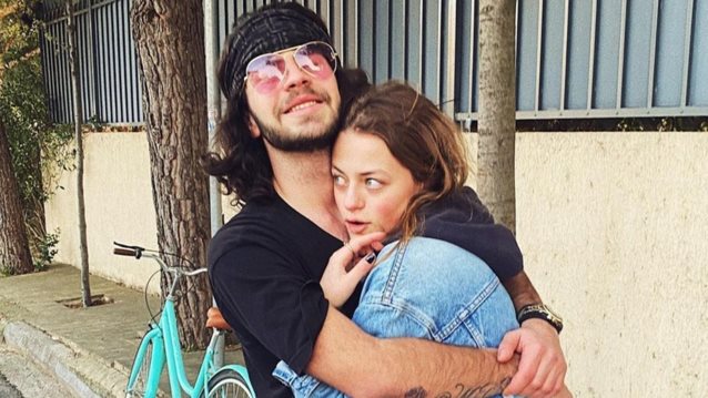 Ο Άγγελος Λάτσιος &amp; η Γαία Μερκούρη γυμνάζονται topless στη χιονισμένη Άνδρο