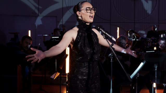 Η Klavdia σε μια ξεχωριστή εκτέλεση του τραγουδιού &quot;Mon Amour&quot;