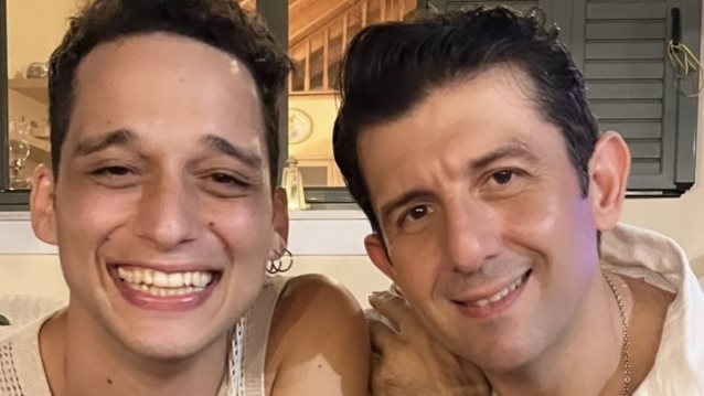 Παντρεύτηκε ο Μιχάλης Οικονόμου με τον σύντροφό του, Γιώργο Μακρή