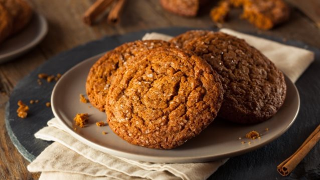 Η πιο γιορτινή συνταγή για μπισκότα με ginger και κανέλα: Και το σπίτι σου θα μυρίσει Χριστούγεννα!