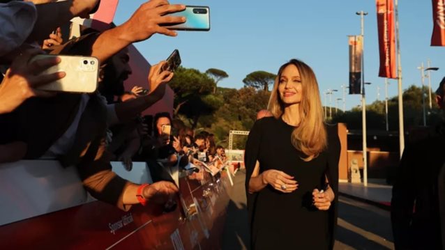 Angelina Jolie | To chic look με μαυρο φορεμα στην πρεμιερα της νεας της ταινιας