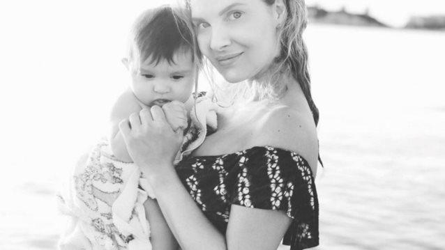 Χριστίνα Αλούπη 
: Βαφτίζει τον οκτώ μηνών γιο της!