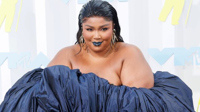 "Κοιτάω τη χοντρή, μαύρη, ωραία δουλειά μου" | H Lizzo έδωσε την καλύτερη απάντηση στο body shaming του Kanye West