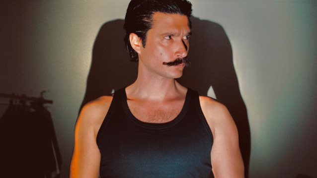 Μάνος Τσούτης | Ο Σωτήρης από τη &quot;Μάγισσα&quot; μόνο με το μαγιό του