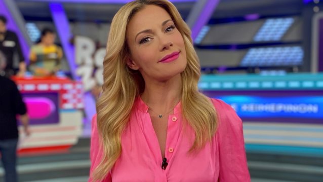 Η Ζέτα Μακρυπούλια ποζάρει στην παραλία όπως δεν την έχετε ξαναδεί