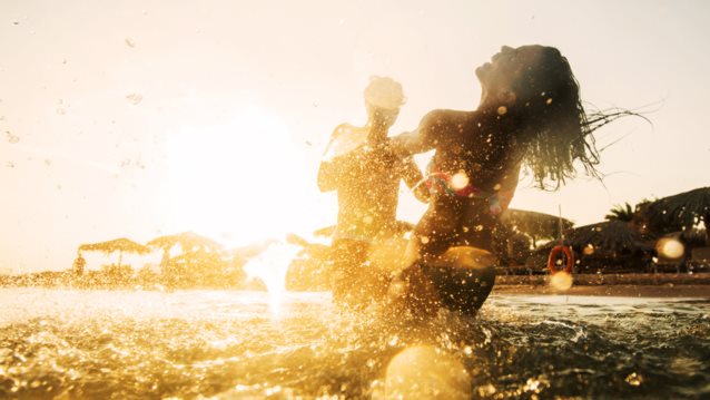 Αστρικά tips: Τι θέλει κάθε ζώδιο στις διακοπές και πώς θα περάσεις καλύτερα αν είσαι single ή ζευγάρι
