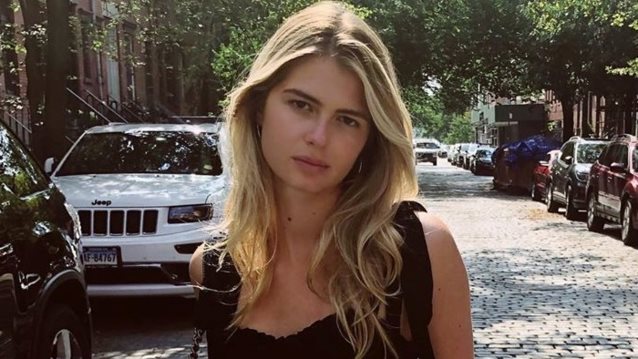 Αμαλία Κωστοπούλου: «Κλέβει» και φοράει ρούχα της Τζένης Μπαλατσινού από τα 90s
