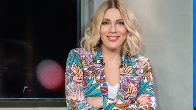 Η Σμαράγδα Καρύδη φόρεσε τα ιδανικά flat παπούτσια για μία βραδινή έξοδο