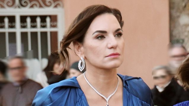 Η Όλγα Κεφαλογιάννη με ανοιξιάτικο look | Η εμφάνιση με ροζ κοστούμι