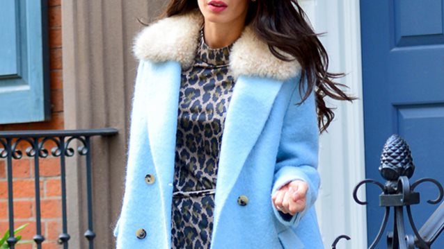 Amal Clooney: Αυτό είναι το μοναδικό fashion item που δε λείπει ποτέ από τις εμφανίσεις της!
