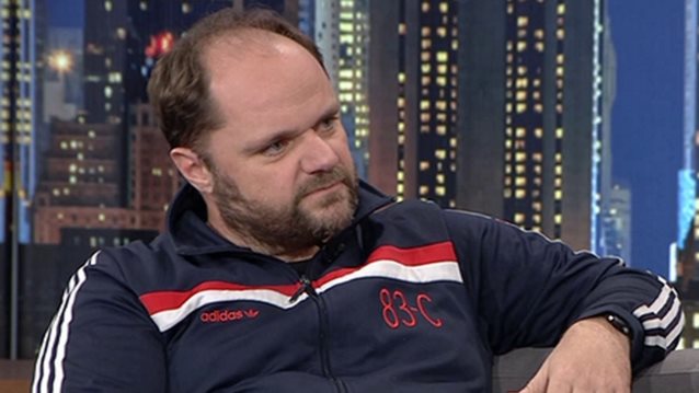 Ο Μάκης Παπαδημητρίου εξηγεί γιατί του είναι δύσκολο να μιλάει για τον εαυτό του