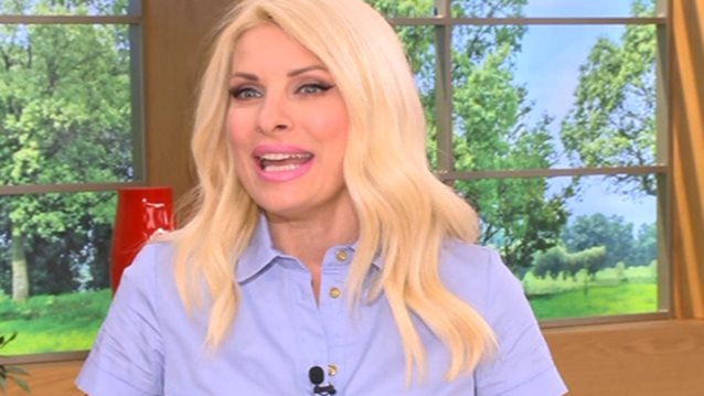 Ελένη Μενεγάκη: Έφερε την Άνοιξη στο πλατό &amp; θυμήθηκε τις διακοπές με τον Κουτσογιαννόπουλο