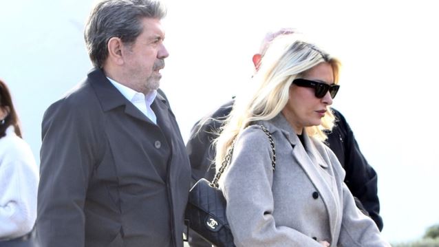 Ελένη Μενεγάκη &amp; Γιάννης Λάτσιος μαζί στην κηδεία του Γιώργου Παπαδάκη