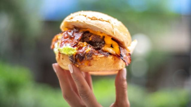 Στο Κουκάκι για ένα από τα καλύτερα burgers της Αθήνας