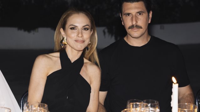 Ντορέττα Παπαδημητρίου και Γιώργος Γεροντιδάκης φωτογραφίζονται μαζί, στη Λέσβο