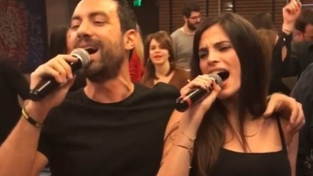 Σάκης Τανιμανίδης - Χριστίνα Μπόμπα: Τραγουδούν μαζί στο πάρτι - έκπληξη μετά την πρόταση γάμου: Δείτε το video!