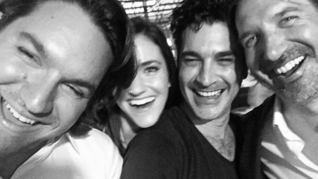 Ο Χριστόφορος Παπακαλιάτης σε σπάνιο οικογενειακό στιγμιότυπο με τα αδέρφια του