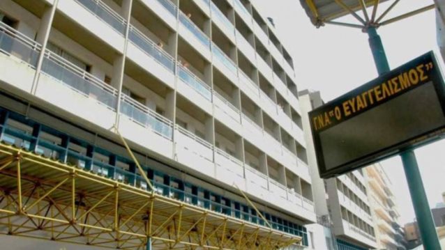 Ιστορική μέρα: Έγινε ο πρώτος εμβολιασμός στην Ελλάδα στη νοσηλεύτρια Ευσταθία Καμπισιούλη