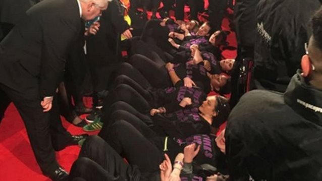 Time&#39;s Up: Ποιες ήταν οι ακτιβίστριες που διαμαρτυρήθηκαν στο κόκκινο χαλί των BAFTA;
