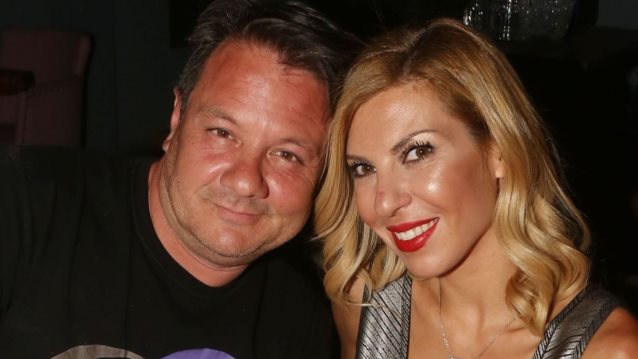 Ο Απόστολος Λύτρας ποζάρει αγκαλιά με τη νέα του σύντροφο, μετά τον χωρισμό του από τη Σοφία Πολυζωγοπούλου