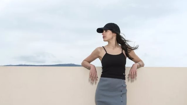 H Ραφαέλα Ψαρρού σου προτείνει τα effortless cool looks του καλοκαιριού με κομμάτια από τη νέα συλλογή της Calvin Klein