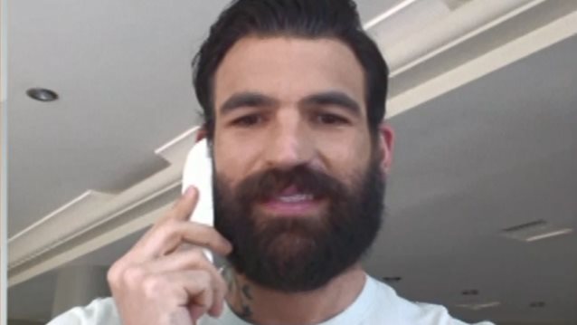 Δημήτρης Αλεξάνδρου : Απολαυστική Μενεγάκη! Βγήκε on air από το σπίτι του και του ζήτησε να αλλάξει θέση για να φωτίζεται καλά