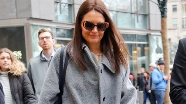 Katie Holmes: Το statement παλτό της είναι η επένδυση του χειμώνα
