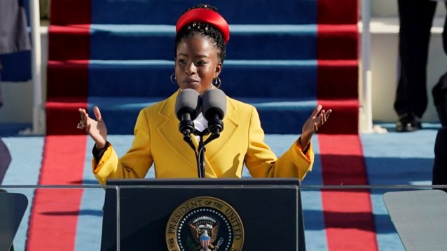 Amanda Gorman | Η εμφάνιση της με Moschino στο Super Bowl