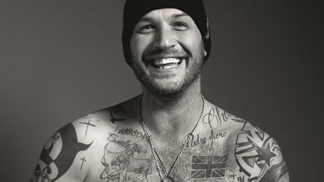 Tom Hardy: Μας δείχνει τα τατουάζ του στη νέα φωτογράφισή του για το Esquire
