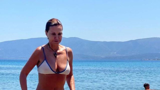 H Αλεξάνδρα Παλαιολόγου εντυπωσιάζει με την ευλυγισία της κάνοντας γυμναστική δίπλα στο κύμα