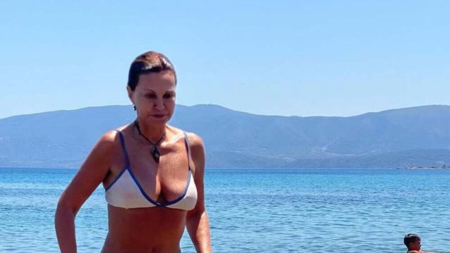 H Αλεξάνδρα Παλαιολόγου εντυπωσιάζει με την ευλυγισία της κάνοντας γυμναστική δίπλα στο κύμα