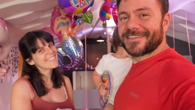 O Ευτυχης Μπλετσας και η Ηλεκτρα Αστερη με τα παιδακια τους στο τρειλερ του νεου &quot;Happy Traveler&quot;