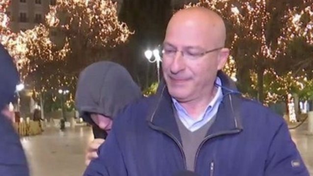 Γιώργος Τσελίκας: Απίστευτο απρόοπτο στον αέρα με δύο νεαρούς με κουκούλες - Άναυδοι οι παρουσιαστές του ΣΚΑΪ