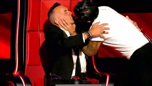 The Voice | Το "φιλί" των Μάστορα - Μουζουράκη, η σωσίας της Σπανού &amp; το δώρο στην Παπαρίζου