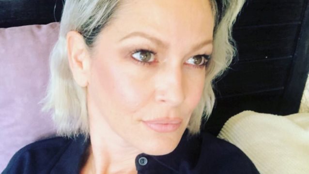 Ρέα Τουτουνζή : «Ναι» στο φυσικό, τέλος στη βαφή. Αφήνει λευκά τα μαλλιά της και πρέπει να δεις το αποτέλεσμα