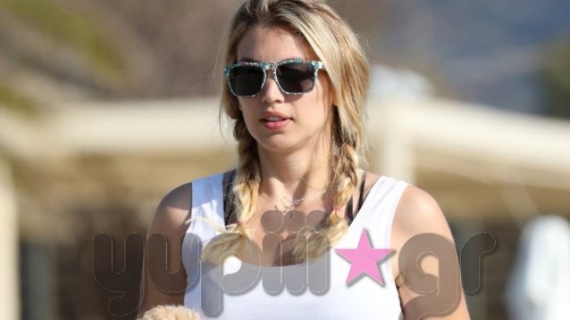 Κωνσταντίνα Σπυροπούλου: Βόλτα με το σκυλάκι της και με αθλητικό look! Δείτε τα στιγμιότυπα