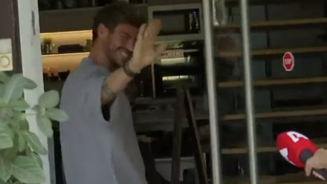 Ο Άκης Πετρετζίκης στην πρώτη του εμφάνιση μετά τον γάμο του